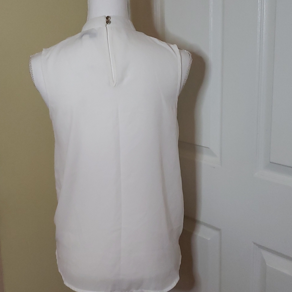 White sleeveless v neck top - Picture 3 of 7